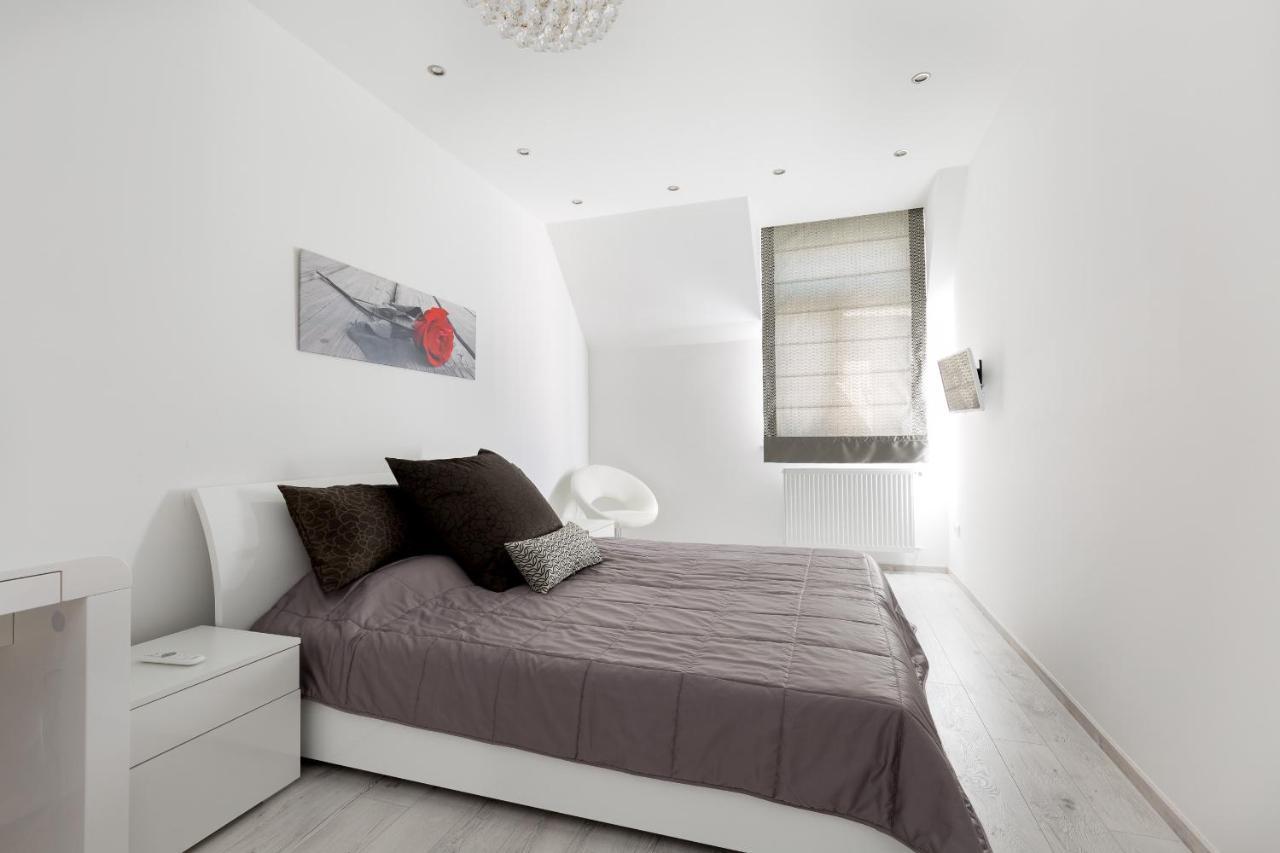 Budapest Central Square 2 Bedrooms Suite - Michaelides Voeroesmarty Square Residences Экстерьер фото